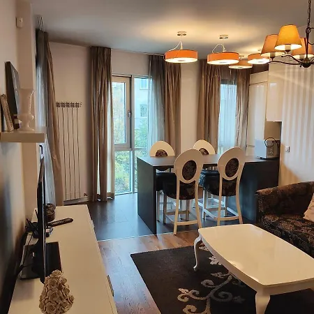 Quiet 1bdrm With Free And Secured Garage In Iztok Apartman