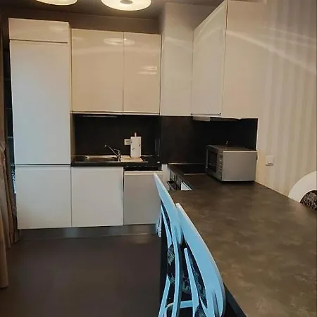 Quiet 1bdrm With Free And Secured Garage In Iztok Апартамент