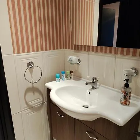 Апартамент Quiet 1bdrm With Free And Secured Garage In Iztok *
