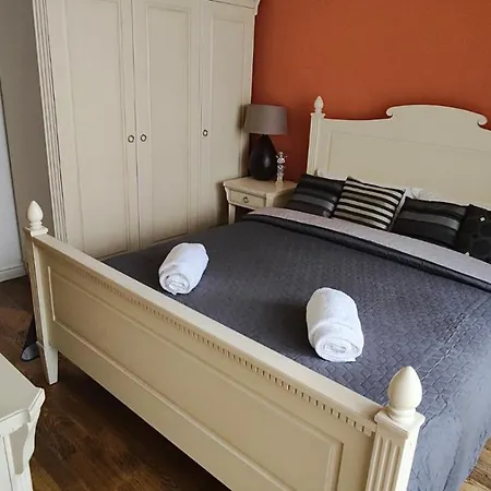 Quiet 1bdrm With Free And Secured Garage In Iztok Apartman *