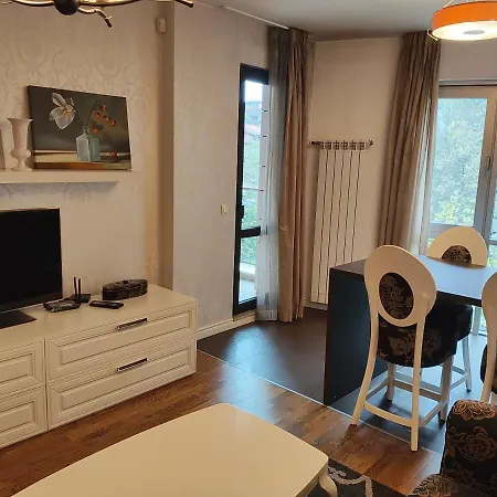 Quiet 1bdrm With Free And Secured Garage In Iztok Apartman Szófia